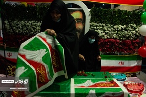 در حال آماده سازی مراسم توسط بانوان در جشن یک سالگی حجا ب دختران تازه محجبه شده 