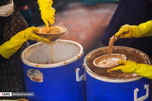 بعد از آبگیری تفاله های سیب  جدا می شوند