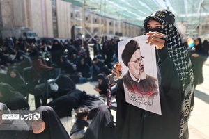 دختر جوانی که در مراسم ارتحال امام خمینی شرکت کرده است پوستر شهید جمهور را در دست دارد
عکس:زینب خدابخشیان