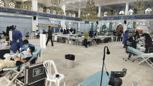 رویش لبخند در رواق مسجد