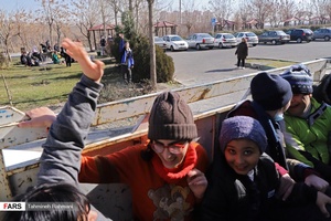 توانیابان با شور و ذوق فراوان سوار وانت پدر امیرحسین شده تا برای تمرین گروهی به باشگاه مهرآیین بروند.