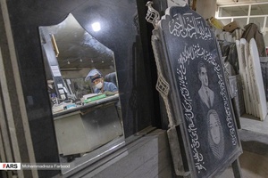 سید جلیل سقایت ۶۶ ساله، حدود ۵۰ سال است سنگ تراشی می کند.