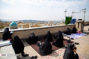 قرائت زیارت اربعین در پشت بام منازل/ شهرک شهید محلاتی