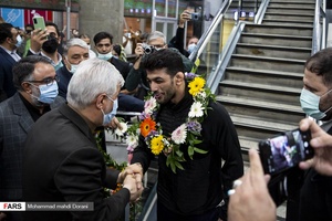 استقبال سجادی وزیر ورزش و جوانان از حسن یزدانی دارنده مدل طلای قهرمانی جهان در فرودگاه  امام خمینی (ره)