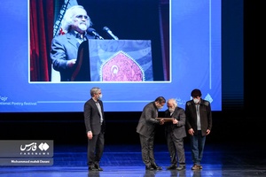 اعطا حکم دبیری دبیرخانه شعر آیینی توسط وزیر به محمدعلی مجاهدی در اختتامیه شانزدهمین جشنواره شعر فجر