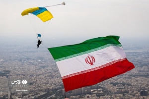 اهتزاز پرچم ایران توسط چتربازان بر فراز شهر تهران