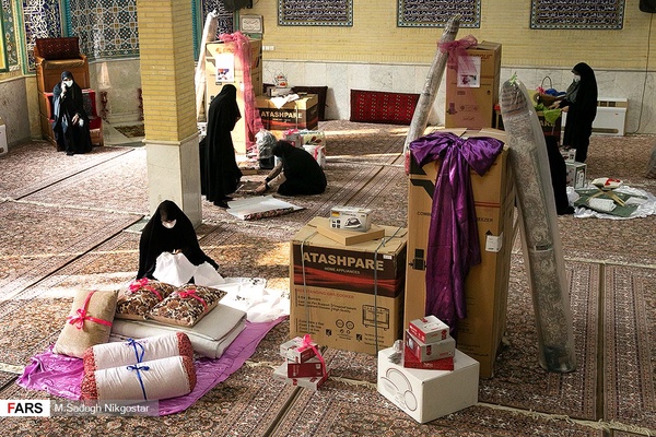 تزیین اقلام جهیزیه در مسجد چهارده معصوم جهت آماده سازی و  ارسال به نوعروسان نیازمند توسط بسیجیان جهادگر