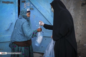 گروه جهادی بسته های حاوی ماسک و محلول ضد عفونی کننده را درب منازل تحویل می دهند.