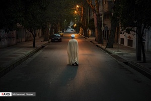 حجت‌الاسلام محمد‌علی رضاپور  در خیابان سعدی ساری که این روزها به دلیل قرنطینه خانگی مردم خلوت شده است  قدم می‌زند.