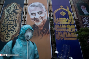 یکی از خادمین برای ضدعفونی کردن خودرو های عبوری آماده می شود.
