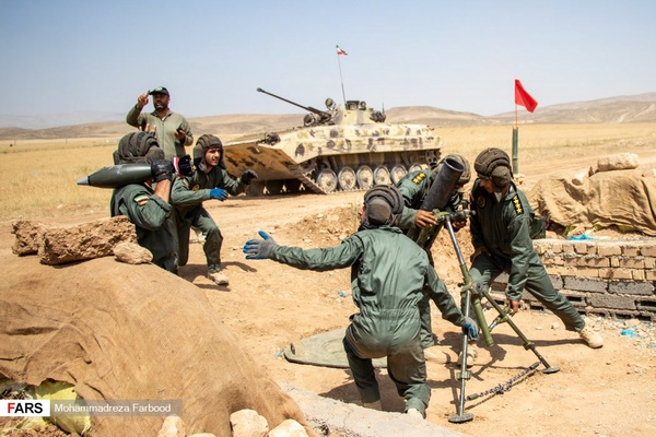 شرکت کنندگان در حال آماده سازی  توپ 120 میلیمتری برای شلیک به هدف مورد نظر / منطقه سیاخ دارنگون شیراز