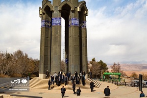 نمایی از بنای یادمان شهدای گمنام در تفرجگاه عینالی تبریز