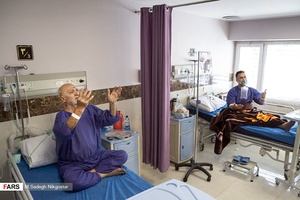 راز و نیاز بیماران کرونایی بیمارستان بعثت همزمان با پخش تلویزیون از کربلا