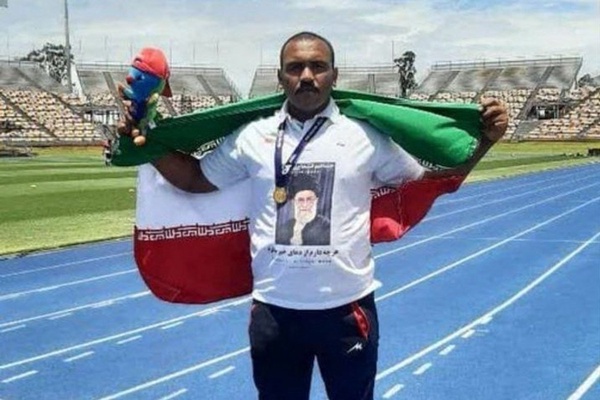 تصویر رهبر روی لباس ورزشکار و دور افتخار