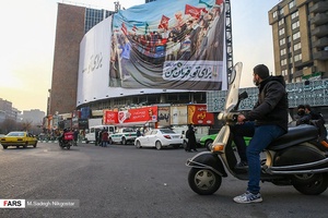 مردم و رهگذران ناظر بر تعویض دیوارنگاره میدان ولیعصر(عج)