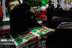 در حال آماده سازی مراسم توسط بانوان در جشن یک سالگی حجا ب دختران تازه محجبه شده 