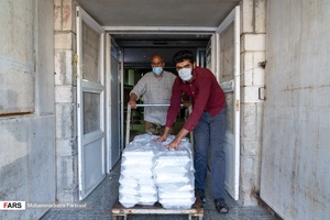 آماده سازی غذا توسط اعضای گروه جهادی سدرة المنتهی برای توزیع در میان نیازمندان در شیراز