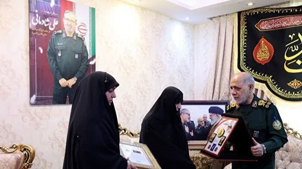 نمایی از اعطای فرمانده درجه سپهبدی شهید «علی شادمانی» توسط فرمانده قرارگاه مرکزی حضرت خاتم‌الانبیا(ص)ا به خانواده ایشان