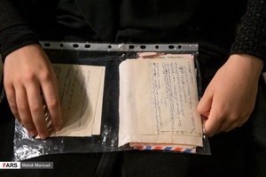 دست نوشته های شهید سیدمصطفی بدرالدین در دستان دختر شهید