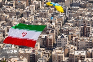 اهتزاز پرچم ایران توسط چتربازان بر فراز شهر تهران