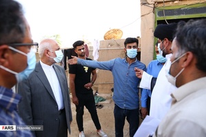 گفتگوی اهالی  روستا با نماینده مردم بوشهر در جریان بازدید از  روستاهای زلزله زده بندر گناوه