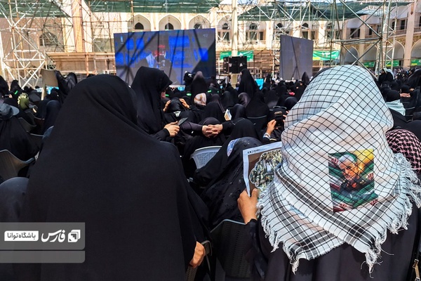 رهبر انقلاب در مراسم ارتحال امام خمینی (ره) برای حاضران در مراسم سخنرانی میکند