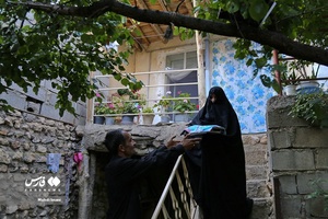  خانواده ها فطیرها را در یک سینی گذاشته و به میدان مرکزی روستا می آورند.