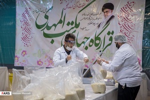 بسته بندی ارزاق معیشتی توسط خادمین هیئت جهت توزیع به خانواده های نیازمند.