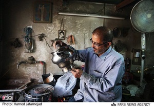 مرتضی درودیان تعمیرکار سماور که بیش از30سال سابقه در این حرفه دارد