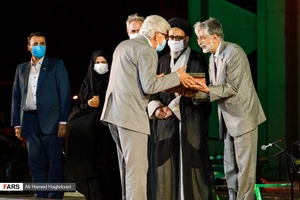 اعطاء نشان درجه یک هنری توسط غلامعلی حداد عادل به استاد پیشکسوت عکاسی تبریز محمدعلی جدیدالاسلام در همایش ملی روز شعر و ادب فارسی و بزرگداشت استاد شهریار.