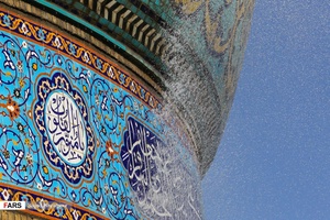  شستشوی گنبد  توسط خادمان و نیرو های آتش نشانی به مناسبت سالروز ساخت مسجد مقدس جمکران