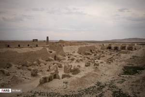 به مرور زمان بناهای اطراف قلعه به طور کامل تخریب شده است