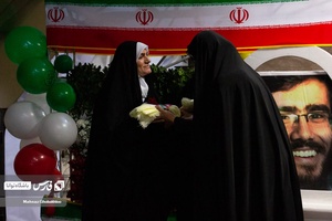 تقدیر مادر شهید علی خلیلی از بانوان محجبه  شده در جشن یک سالگی 