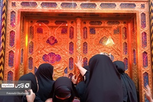 وداع زائران حسینی با حضرت ابوالفضل عباس پشت درب های بسته.