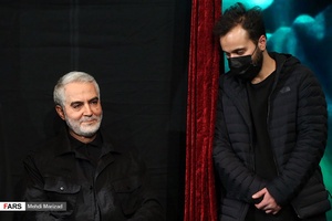 محمدرضا سلیمانی فرزند شهید حاج قاسم سلیمانی در کنار تندیس ایشان در برج میلاد
