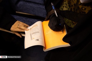 امضا کردن کتاب مهاجر سرزمین آفتاب توسط سرکار خانم بابایی /مجتمع شهدای سرچشمه