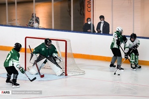 مسابقه هاکی روی یخ بانوان بین دو تیم  بانک آینده و بیمه رازی. از سری دوم مسابقات بازار بزرگ ایران 