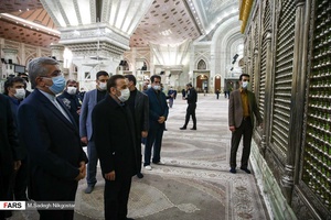 ادای احترام (از راست)  محمود واعظی رییس دفتر رییس جمهوری و رضا اردکانیان وزیر نیرو به مزار مطهر امام خمینی در مراسم چهارمین سالگرد ارتحال آیت الله هاشمی رفسنجانی