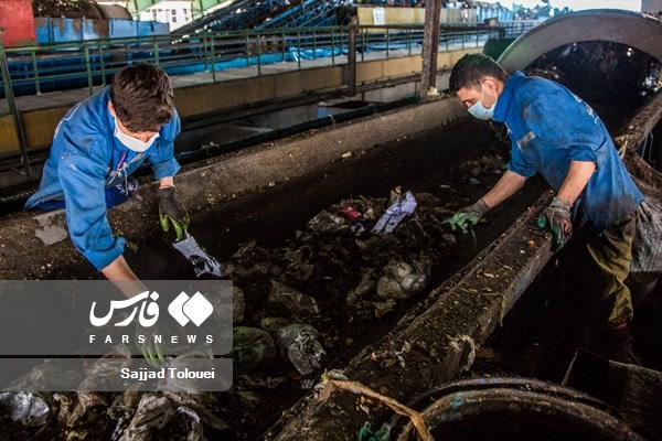 تفکیک زباله ها ی تر و خشک توسط اوپراتور 