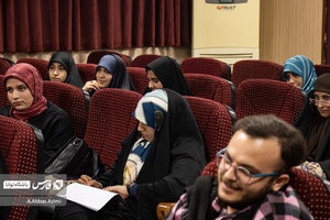 یکی از شرکت کنندگان رویداد "کنشگری توئیکس" در حال یاداشت برداری از نکات مطرح شده در جلسه است