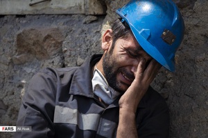  تاثر شدید معدنچیان پس از جست‌وجوی بی‌حاصل و شنیدن خبر احتمال فوت همکارانشان.