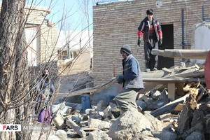تلاش مردم و نیروهای جهادی برای بازسازی مناطق زلزله زده خوی