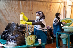 بانوان جهادی روزانه 800 بطری آب سیب برای بیمارستان ها آماده می کنند 