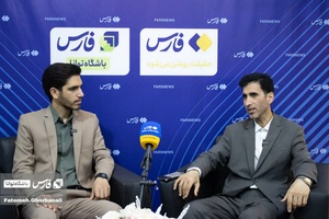 شهرام رنجبر، شاعر و نویسنده انتشارات آذر مه در حال مصاحبه با خبرنگار خبرگزاری فارس