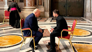 به تیپ اون فرد در پشت تصویر توجه دارید؟ دجال هم همین بازیارو در میاره