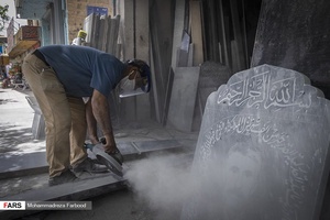 سید جلیل برای پیشرفت سفارش ها اغلب به کمک سنگ تراش ها می آید