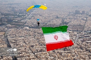 اهتزاز پرچم ایران توسط چتربازان بر فراز شهر تهران