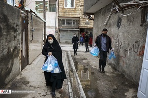 گروه جهادی بسته های حاوی ماسک و محلول ضد عفونی کننده را درب منازل تحویل می دهند.