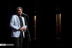 شعرخوانی محمدجواد شرافت در سوگواره شعر «پلک صبوری»