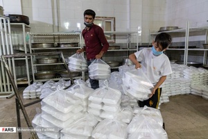 آماده سازی غذا توسط اعضای گروه جهادی سدرة المنتهی برای توزیع در میان نیازمندان در شیراز